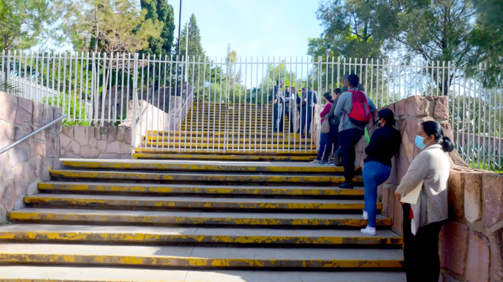 Docentes de escuelas telesecundarias buscaron el diálogo con funcionarios de Educación